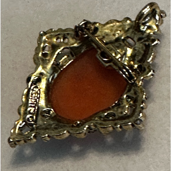 Vintage Gerrys Signed Cameo Coral Tone Antiqued Gold Tone Brooch Pendant - Picture 4 of 10